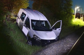 Polizei Minden-Lübbecke: POL-MI: Autofahrer schwer verletzt: Lieferwagen gegen Gleisbett gelenkt