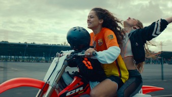 BR Bayerischer Rundfunk: Die QUEER-Reihe in der ARD: rbb, BR, MDR und WDR pr&auml;sentieren ab 18. Juni 2026 gro&szlig;es Kino / 16 Filme - zw&ouml;lf deutsche Erstausstrahlungen - eine Doku &uuml;ber queeres Kino