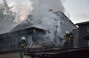 Feuerwehr Iserlohn: FW-MK: Dachstuhlbrand an der Hansaallee