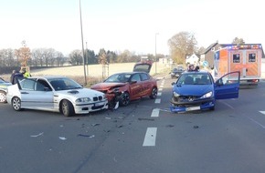 Kreispolizeibehörde Oberbergischer Kreis: POL-GM: 011220-979: Zwei Verletzte und drei kaputte Autos nach Unfall auf der Homburger Straße