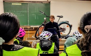 Polizei Hagen: POL-HA: Verkehrserziehung: Viertklässler lernen "Losfahren wie ein Profi!"