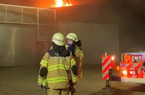 Feuerwehr Bergisch Gladbach: FW-GL: Brand einer Lagerhalle im Gewerbegebiet