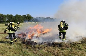 Freiwillige Feuerwehr Gemeinde Schiffdorf: FFW Schiffdorf: Ballenpresse fängt Feuer und setzt Ballen auf Feld in Brand