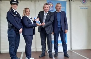 Polizeipräsidium Südhessen: POL-DA: Lampertheim: Polizeivizepräsident Rudi Heimann überreicht Lampertheim das KOMPASS-Sicherheitssiegel