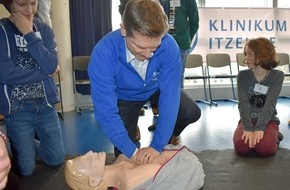 Rettungsdienst-Kooperation in Schleswig-Holstein gGmbH: RKiSH: Gemeinsame Presseinformation der RKiSH und des Klinikums Itzehoe:

Schüler fit fürs Leben retten - Gesundheitsminister Dr. Heiner Garg besucht "Woche der Wiederbelebung"