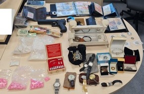 Polizei Düsseldorf: POL-D: Stadtmitte - ET PRIOS hebt Dealerwohnung aus - Drogen, Waffen und vermeintliches Diebesgut aufgefunden