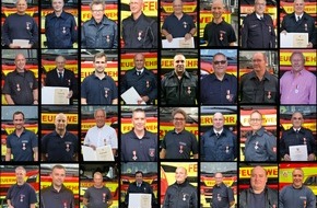Feuerwehr Ratingen: FW Ratingen: Besondere Ehrungen bei der Feuerwehr Ratingen - Coronastyle