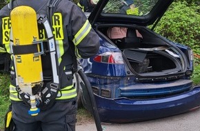 Feuerwehr Schermbeck: FW-Schermbeck: Unfall mit E-Auto