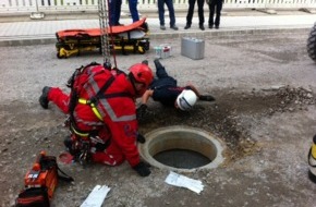 Feuerwehr Gelsenkirchen: FW-GE: Schwierige Personenrettung aus 3m tiefen Schacht