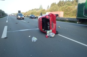 Polizeiinspektion Rotenburg: POL-ROW: PKW kommt nach Verkehrsunfall auf der A1 auf der Seite zum Liegen - Zeugen gesucht