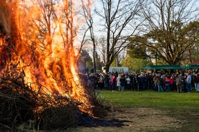 FW Wathlingen: Stimmungsvolles Osterfeuer in Großmoor bei bestem Wetter