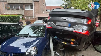 Polizeipr&auml;sidium Oberhausen: POL-OB: Auto &uuml;berschl&auml;gt sich und prallt gegen Laterne, Baum und geparkte Fahrzeuge