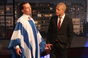 TELE 5: AfD-Chef Lucke: Bei Talkshow 'Stuckrad-Barre' über 30 Minuten in Griechenland-Fahne gehüllt (BILD)