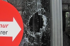 Kreispolizeibehörde Märkischer Kreis: POL-MK: Jugendliche bewerfen Bus mit Stein: Ein Verletzter