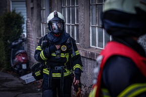 FW-MK: Entstehungsbrand in einer Lagerhalle