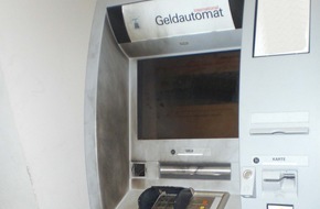 Polizeipräsidium Mittelhessen - Pressestelle Wetterau: POL-WE: Geldautomatensprengung in Bad Vilbel missglückte - Wer kann Hinweise geben?