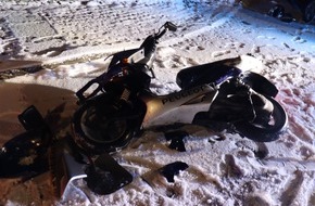 Kreispolizeibehörde Herford: POL-HF: Rollerfahrer prallt in geparkten Pkw - 27-Jähriger schwer verletzt