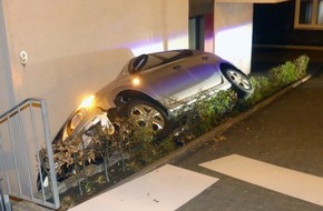 Kreispolizeibehörde Oberbergischer Kreis: POL-GM: 260421-283: Alkoholisierter Autofahrer landet senkrecht an Hauswand