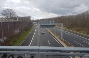 Kreispolizeibehörde Rhein-Kreis Neuss: POL-NE: Erneut Gegenstände von Brücke geworfen - Zeugen gesucht