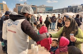 Johanniter Unfall Hilfe e.V.: Johanniter bauen Hilfe in der Türkei und Syrien weiter aus / Umfassende Hilfsgüterverteilungen in beiden Ländern starten ++ Zweites Nothilfeteam reist Sonntag in die Türkei