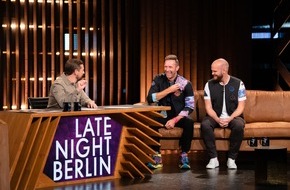 ProSieben: Am Dienstag ist Musik drin: Coldplay besuchen Klaas Heufer-Umlauf zur 100. Folge "Late Night Berlin" und performen bei "PROSIEBEN IN CONCERT"