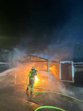 FW-WRN: Ausgedehnter Carportbrand in der Mozartstraße