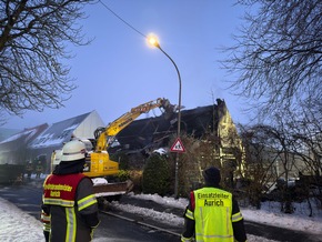 FW-AUR: Geb&auml;ude nach Durchz&uuml;ndung vollst&auml;ndig in Flammen