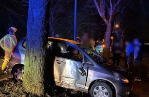 Polizei Duisburg: POL-DU: Friemersheim: Honda kommt von Fahrbahn ab und kollidiert mit einem Baum