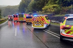 Freiwillige Feuerwehr Horn-Bad Meinberg: FW Horn-Bad Meinberg: Verkehrsunfall zwischen zwei PKW - eine Person mit Rettungshubschrauber in Spezialklinik geflogen