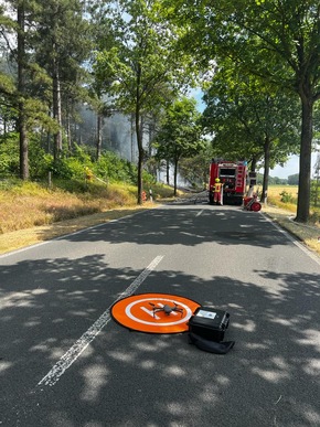 Feuerwehr Weeze: Gemeldeter Fahrzeugbrand greift auf Böschung und Wald über