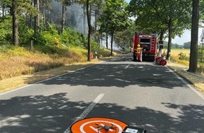 Freiwillige Feuerwehr Weeze: Feuerwehr Weeze: Gemeldeter Fahrzeugbrand greift auf Böschung und Wald über