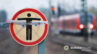 Bundespolizeidirektion München: Bundespolizeidirektion München: Gefährlicher Eingriff in den Bahnverkehr / S-Bahn muss Schnellbremsung einleiten