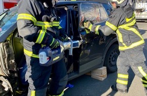 Feuerwehr Iserlohn: FW-MK: Schwerer Verkehrsunfall heute Morgen auf der Bieler Straße