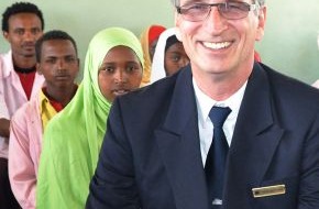 Stiftung Menschen für Menschen: Menschen für Menschen weiht mit MS EUROPA-Kapitän Akkermann in Äthiopien eine weitere Schule ein (BILD)