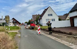 Feuerwehr Hüllhorst: FW Hüllhorst: Beschädigte Gasleitung in Wohnsiedlung