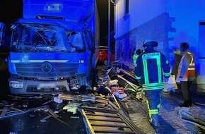 Kreispolizeibehörde Euskirchen: POL-EU: Glatteisunfall: Lkw und Pkw sorgen für Unfallhäufung am frühen Morgen