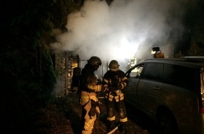 Feuerwehr Stolberg: FW-Stolberg: Brand einer Garage und eines PKW in Vollbrand  -  droht auf Wohnhaus überzugreifen