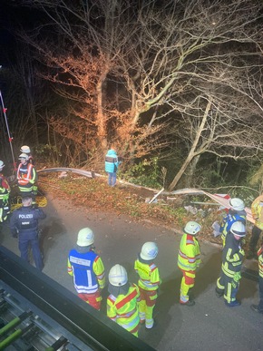 FW-EN: PKW kommt nach Verkehrsunfall in Hanglage zum Stehen