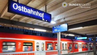Bundespolizeidirektion München: Bundespolizeidirektion München: Kinderwagen rollt ins Gleis: Schrecksekunden für Mutter, wartende Reisende und S-Bahn-Triebfahrzeugführer