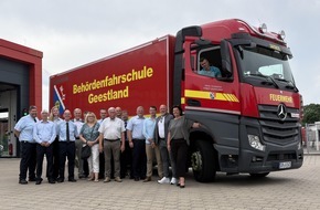 Feuerwehr Stadt Geestland: FW Geestland: Neuer Fahrschul-Lkw st&auml;rkt Ausbildung der Feuerwehrkr&auml;fte in Geestland