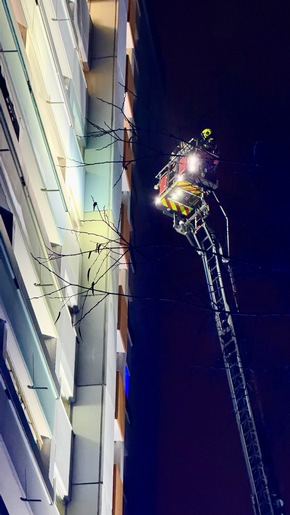 Feuerwehr MTK: Brand im 15. Obergeschoss eines Wohnhochhauses - Großeinsatz in Okriftel