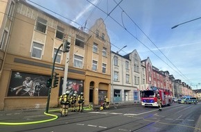 Feuerwehr Essen: FW-E: K&uuml;chenbrand in Mehrfamilienhaus - E-Herd in Brand geraten