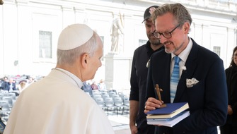 BR Bayerischer Rundfunk: BR-Doku "Hirschhausen will zum Papst": Pfingstmontag im Ersten und bereits ab 20. Mai in der ARD Mediathek