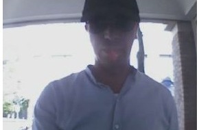 Polizei Bonn: POL-BN: Foto-Fahndung: Unbekannter hob Geld mit gestohlener Karte ab - Wer kennt diesen Mann?
