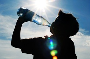 Informationszentrale Deutsches Mineralwasser: Wenn sich die Sonne von ihrer besten Seite zeigt: Durstlöscher Mineralwasser