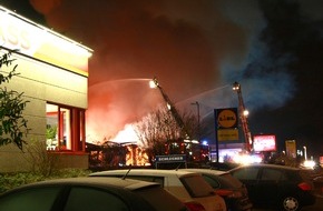 Feuerwehr Essen: FW-E: Lidl-Markt Raub der Flammen