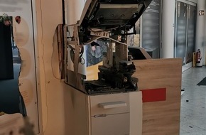 Polizei Duisburg: POL-DU: Obermeiderich: Unbekannte sprengen Geldautomaten in Einkaufscenter - Zeugensuche