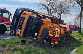 Polizeiinspektion Stralsund: POL-HST: LKW kommt von der Fahrbahn ab und kippt um