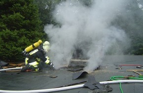 Feuerwehr Essen: FW-E: Bredeney, Rüttelskamp 55, 05.22 Uhr Brand eines Flachdaches