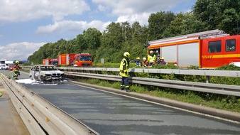 Feuerwehr Recklinghausen: FW-RE: PKW auf der BAB A 43 in der Autobahnbaustelle in Vollbrand